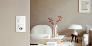 Der Schalter STANDARDdue von Feller in schwarz an der Wand vor der Küche