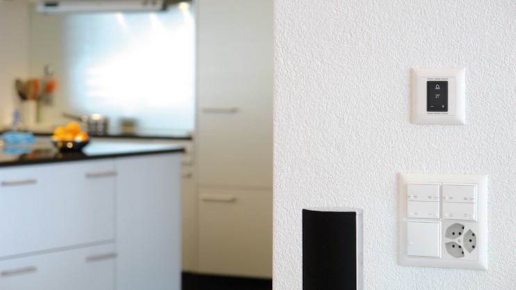 Raumthermostat in weiss an weisser Küchenwand installiert